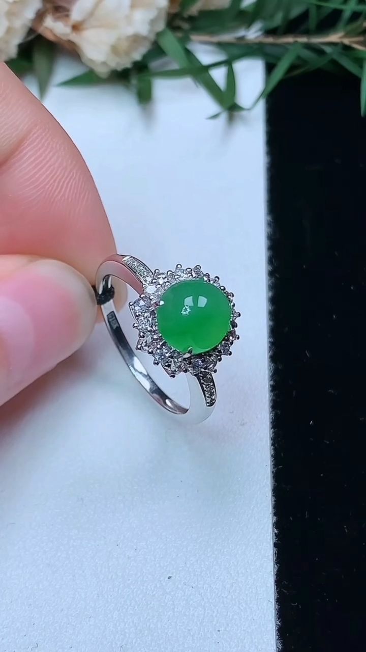 天然A货翡翠蛋面戒指，尺寸17-7.5-7，重量:2.96g2026年4月13日
工厂直销收藏佳品,种好水足，色泽均匀，有种有色，上手高大气！