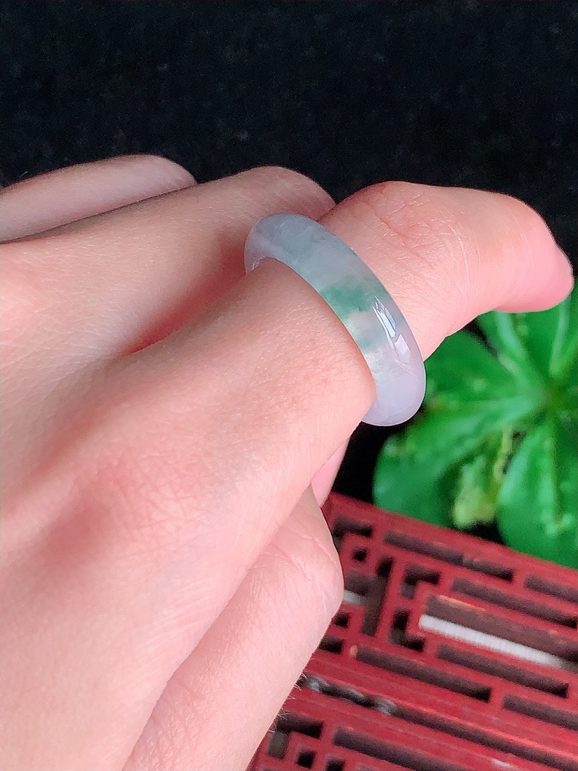 天然A货翡翠飘花素面戒指 
尺寸17.3-5.2-4mm 重量3.58g 0411