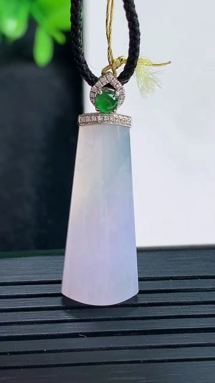 天然A货翡翠18K金紫罗兰无事牌吊坠尺寸27.8-11.4-5.1重量:3.79g
4月13日