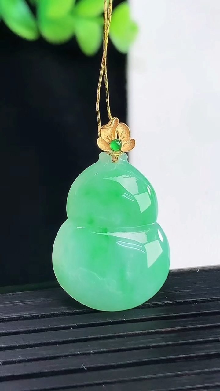 天然A货翡翠葫芦吊坠，尺寸21-18-5重量:3.58g
4月13日