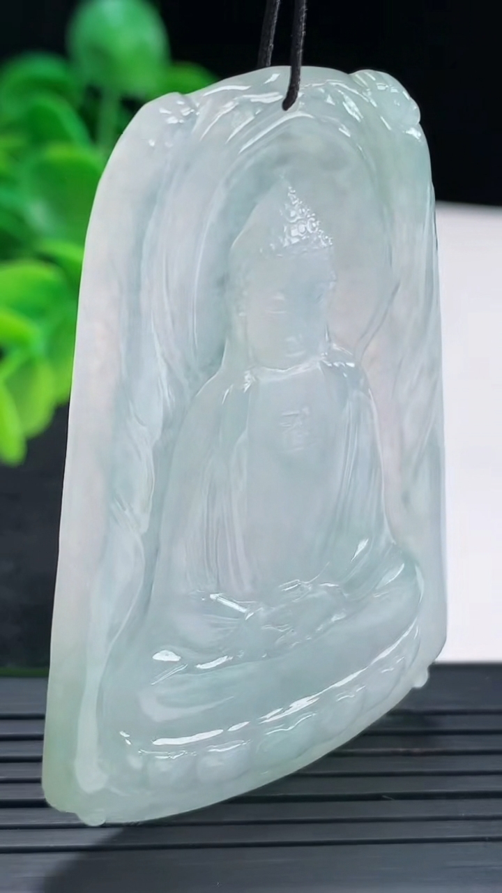 天然A货翡翠飘花大日如来吊坠尺寸63.9-43-5.3重量:26.77g
4月13日