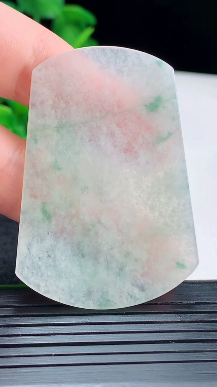 天然A货翡翠飘花无事牌吊坠尺寸52.2-37.2-2.1重量:12.80g
4月13日