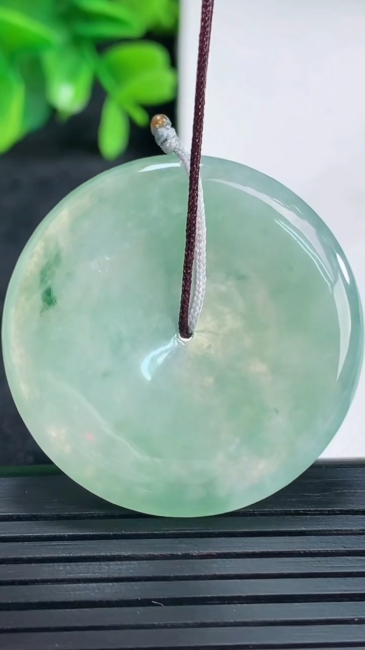 天然A货翡翠飘花平安扣吊坠尺寸25.9-4.9重量:14.51g
4月13日