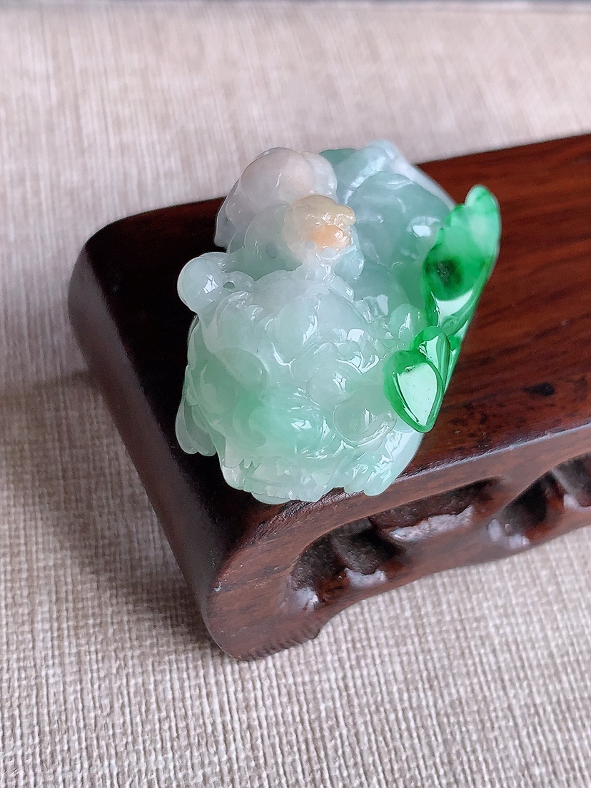 天然A货翡翠黄加绿双彩子母招财貔貅吊坠 
尺寸45-24.8-21mm 重量33.52g 0411