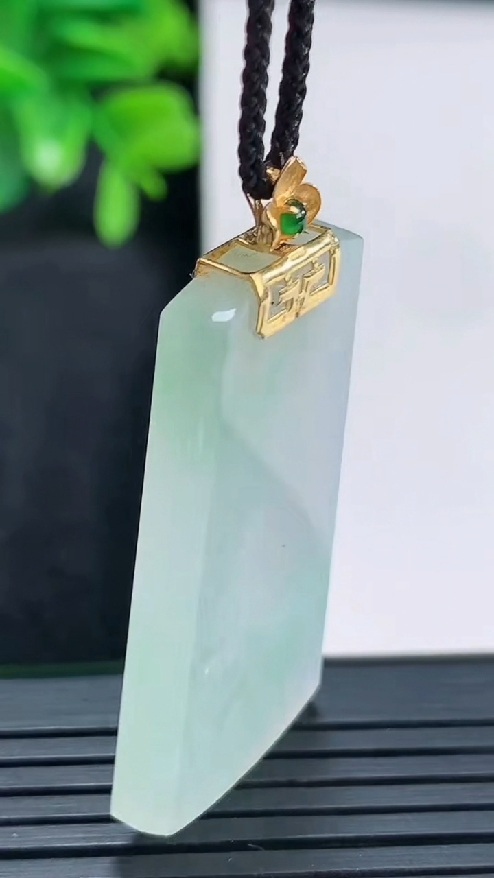 天然A货翡翠无事牌吊坠尺寸43.9-20.9-4重量:10.17g
4月13日