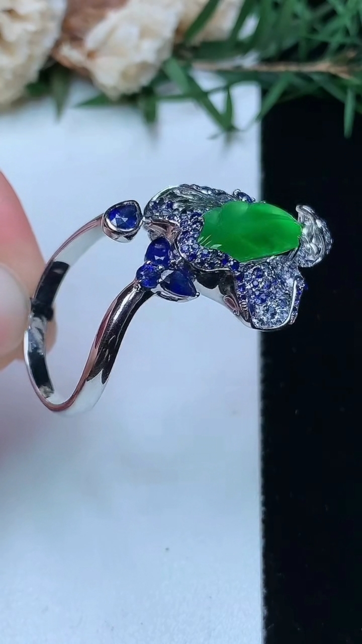 天然A货翡翠金枝玉叶 叶子戒指，尺寸19.4-15-7.5，重量:6.74g
4月13日