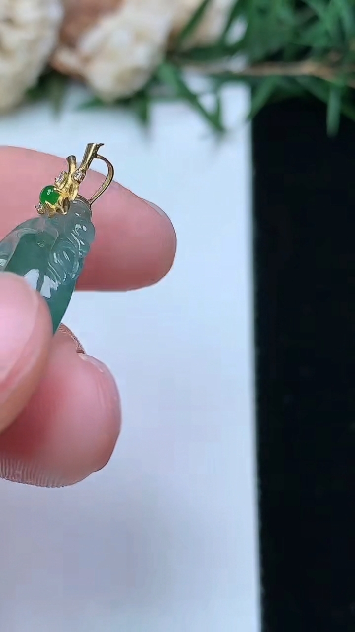 天然A货翡翠飘花如意吊坠，尺寸21.8-17.4-5，重量:3.56g
4月13日