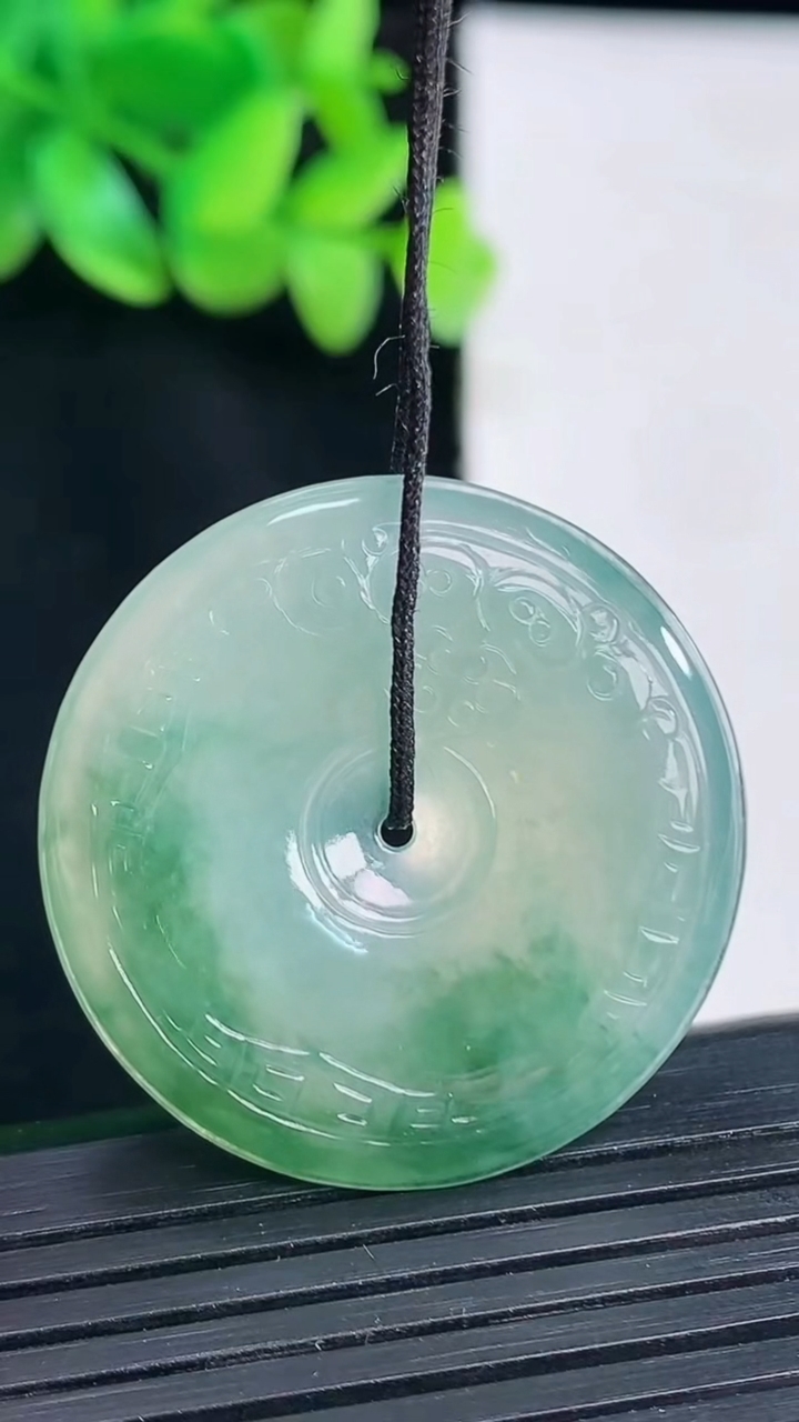 天然A货翡翠冰种飘花仿古平安扣吊坠，尺寸32-5.6重量:11.69g
4月13日