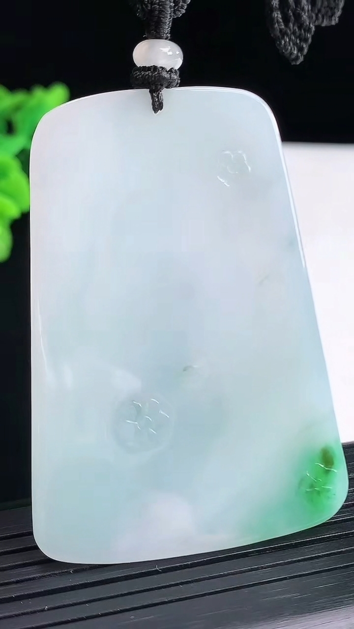 天然A货翡翠文殊菩萨吊坠，尺寸61.6-43-5.2重量:35.32g
4月13日