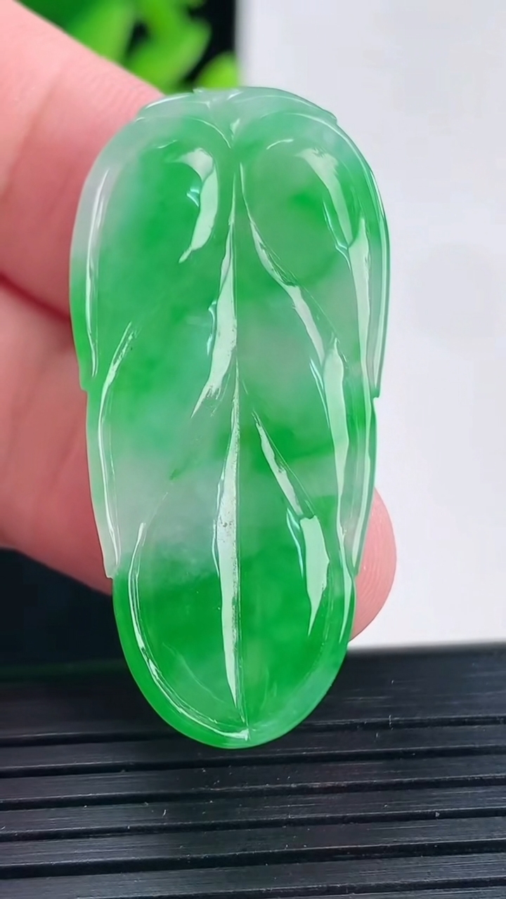 天然A货翡翠金枝玉叶 叶子吊坠，尺寸42.5-20.6-4.2重量:6.98g
4月13日