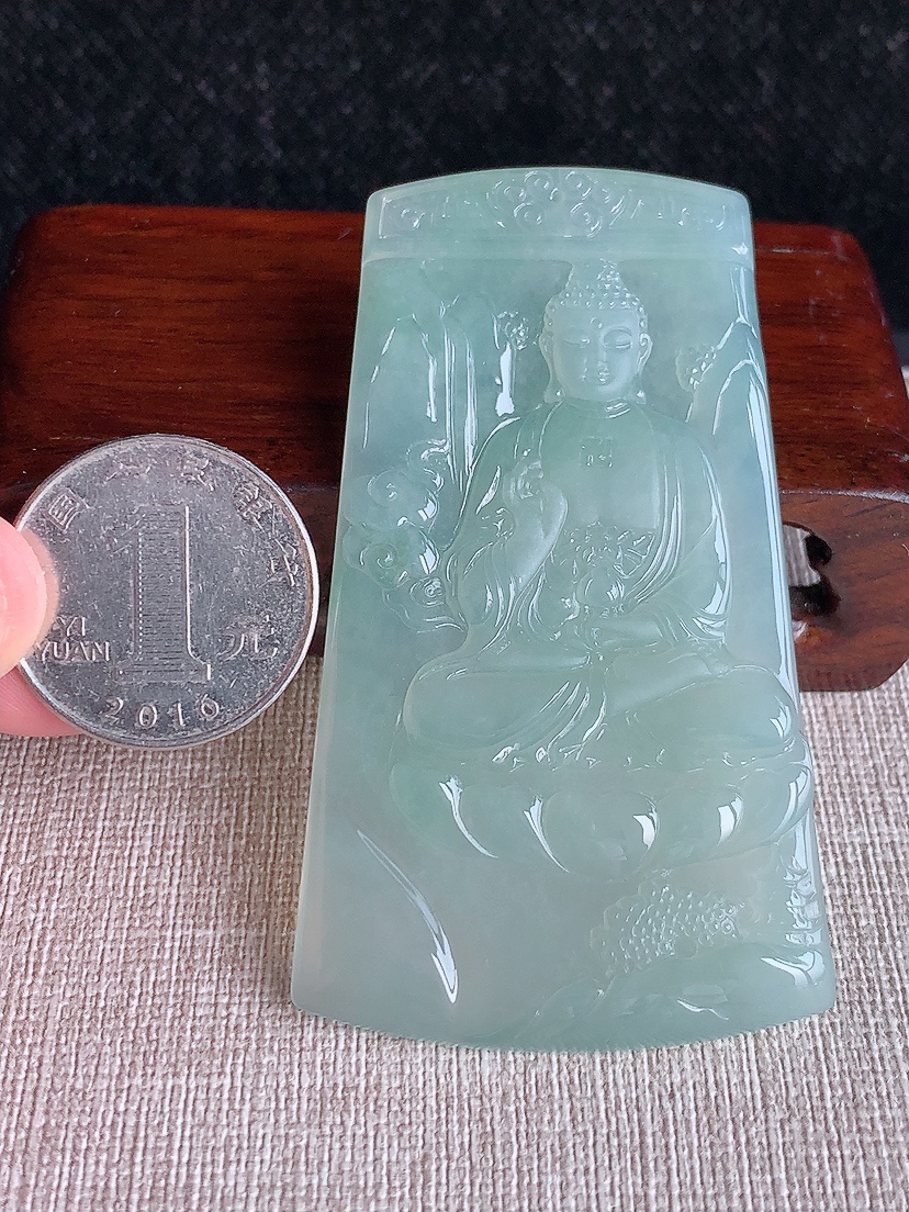 天然A货翡翠晴水大日如来吊坠 
尺寸71.6-41.5-5.4mm 重量35.06g 0411