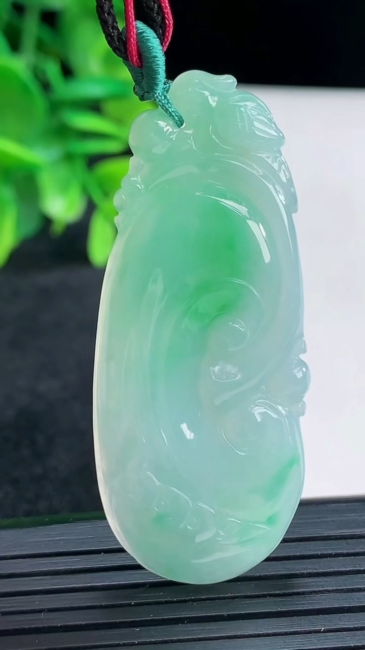 天然A货翡翠如意吊坠尺寸54.3-22.8-5重量:11.77g
4月13日