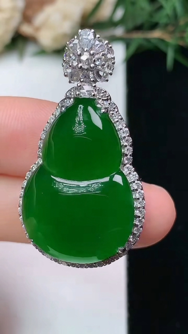 天然A货翡翠葫芦吊坠，尺寸36.5-19.8-10.6，裸石25-17.4，重量:9.12g
4月13日