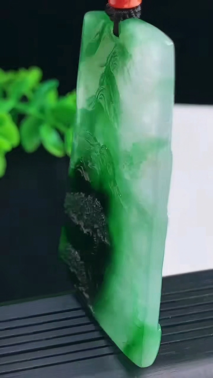 天然A货翡翠山水牌吊坠，尺寸68.6-42-6重量:40.56g
4月13日