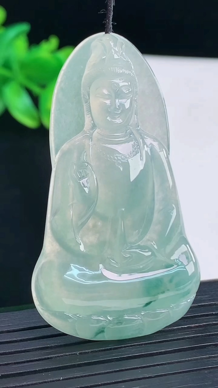 天然A货翡翠飘花素衣观音吊坠，尺寸55-32-6重量:17.86g
4月13日