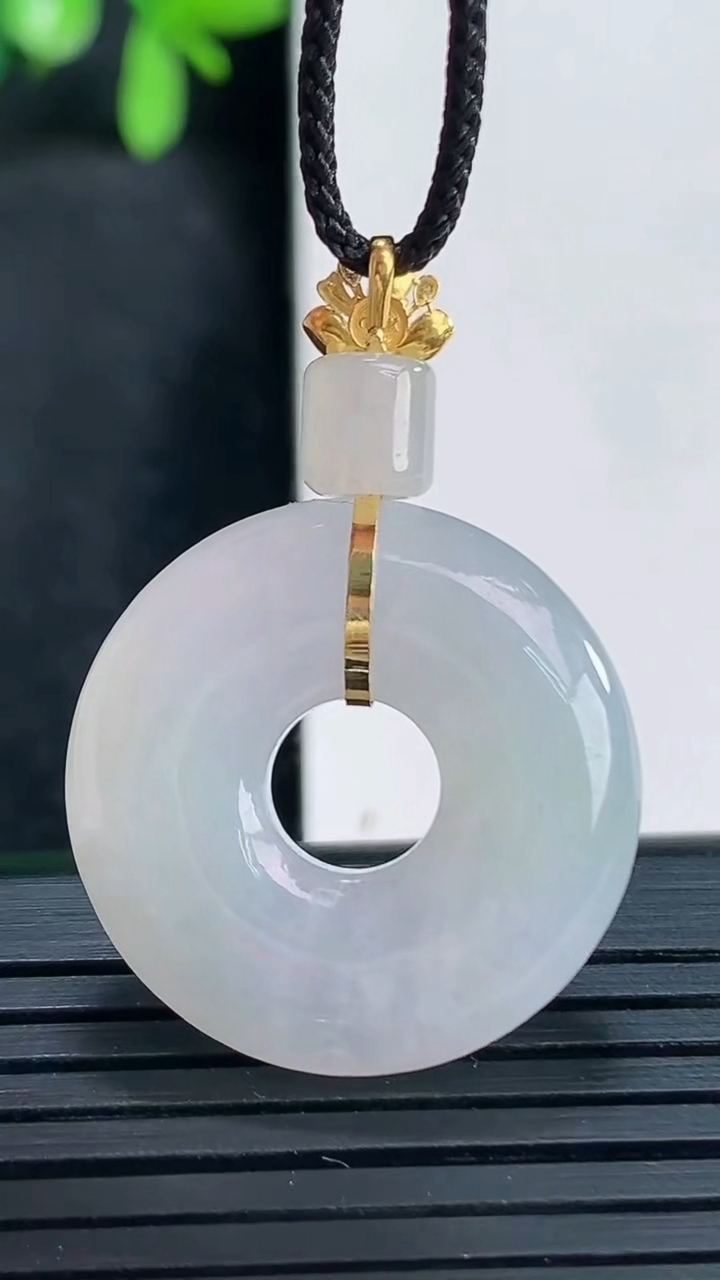 天然A货翡翠平安环吊坠尺寸35-23.7-3.7重量:6.62g
4月13日