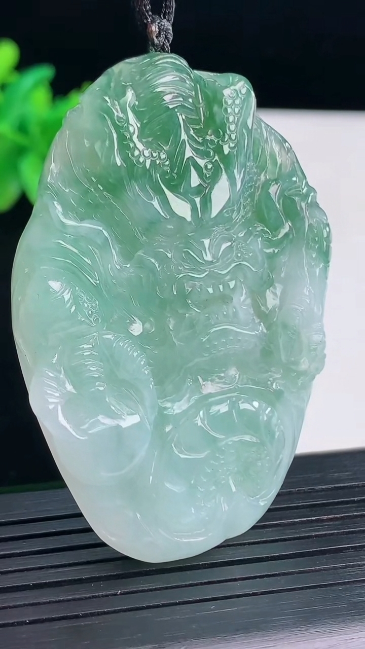 天然A货翡翠飘花龙牌吊坠，尺寸59-42-8重量:37.40g
4月13日