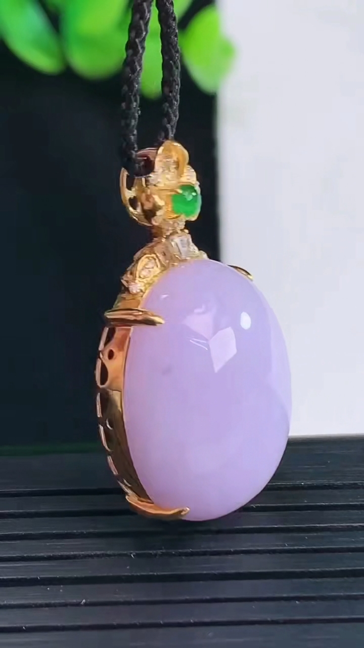 天然A货翡翠18宽金紫罗兰蛋面吊坠，尺寸33-18.5-10.8，裸石22-18.5重量:8.56g
4月13日