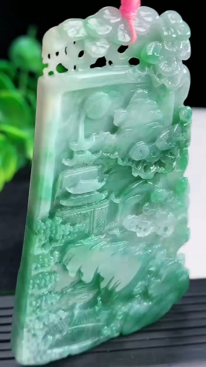 天然A货翡翠山水牌吊坠尺寸76.7-49.1-5.4重量:39.65g
4月13日