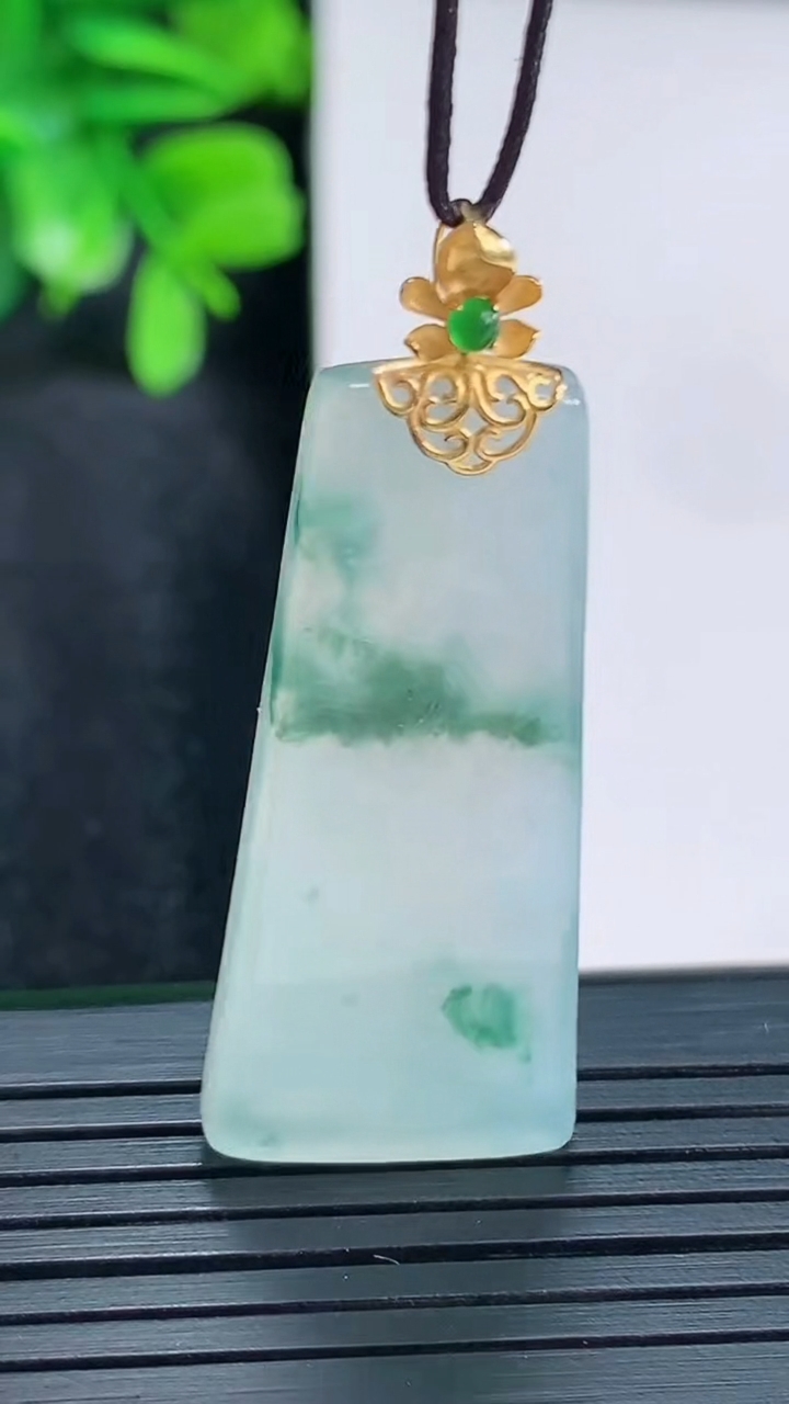 天然A货翡翠18K金飘花无事牌吊坠尺寸43.8-16.4-3.8重量:6.79g
4月13日