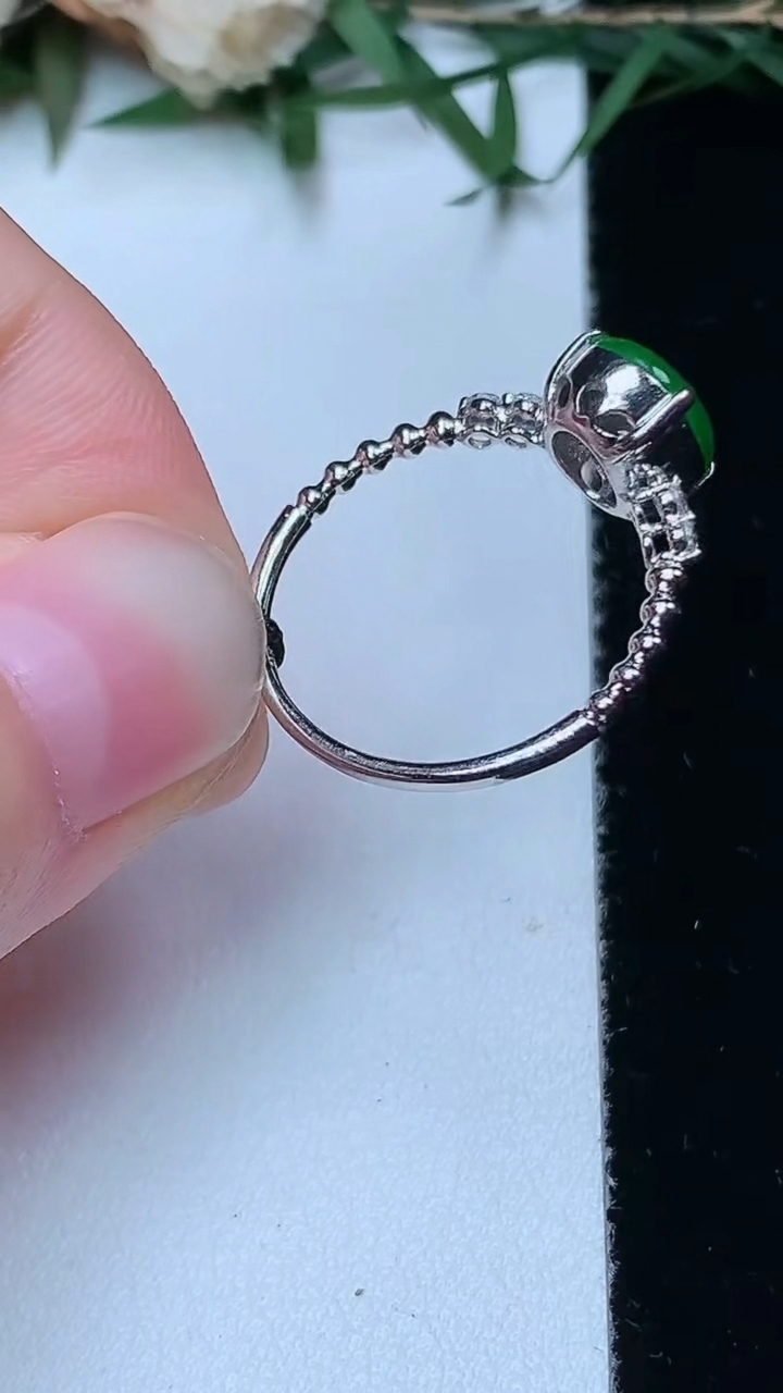 天然A货翡翠蛋面戒指，尺寸16.9-8-7.5，重量:2.01g2026年4月13日
工厂直销收藏佳品,种好水足，色泽均匀，有种有色，上手高大气！