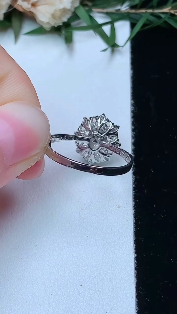 天然A货翡翠蛋面戒指，尺寸17.3-5.7-4.5，重量:2.18g2026年4月13日
工厂直销收藏佳品,种好水足，色泽均匀，有种有色，上手高大气！