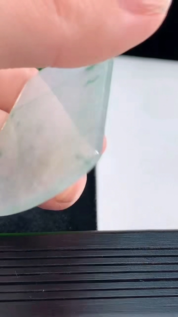 天然A货翡翠飘花无事牌吊坠尺寸52.2-37.2-2.1重量:12.80g
4月13日