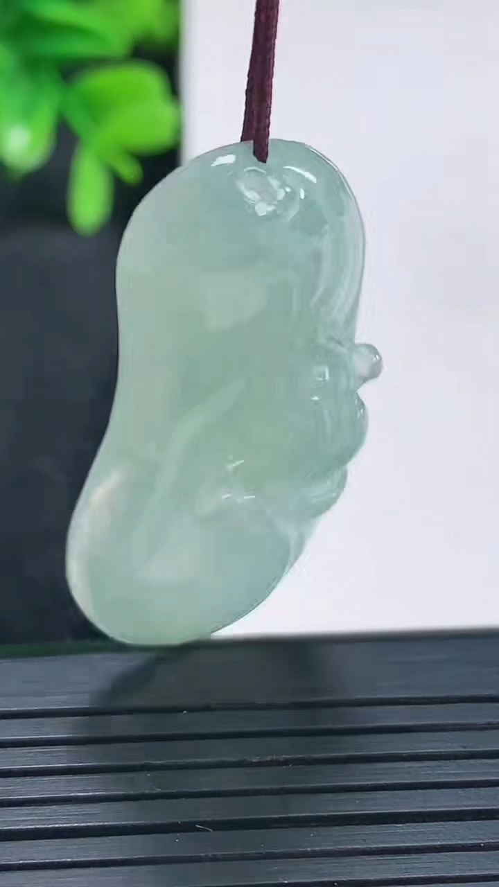 天然A货翡翠飘花和和美美 荷花吊坠尺寸39.1-20.6-7.1重量:11.26g
4月13日