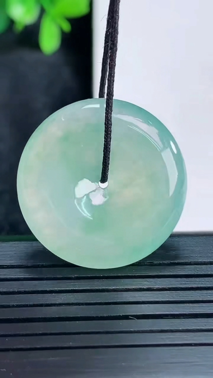 天然A货翡翠飘花平安扣吊坠尺寸26.2-5.4重量:7.92g
4月13日