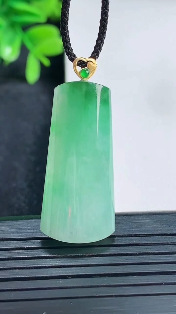 天然A货翡翠无事牌吊坠尺寸367-15.3-5.4重量:5.83g
4月13日