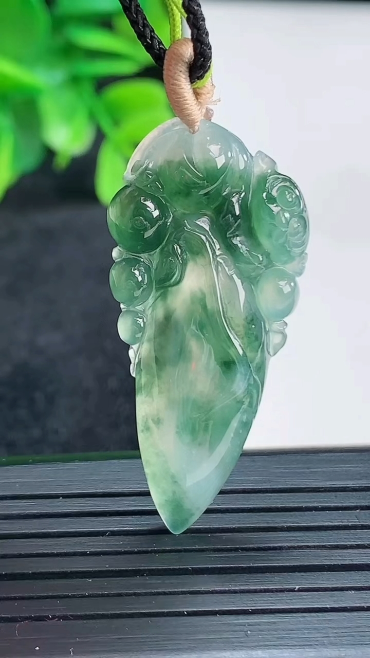 天然A货翡翠飘花福瓜吊坠尺寸397-19.1-4.8重量:5.75g
4月13日