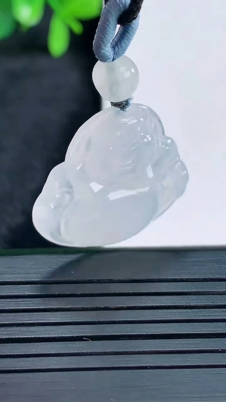 天然A货翡翠佛公吊坠尺寸23.9-25.2-3.9重量:4.04g
4月13日