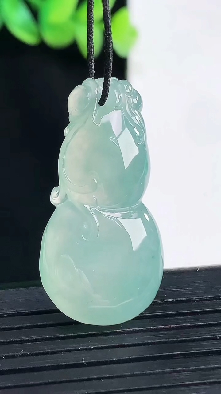 天然A货翡翠葫芦吊坠，尺寸36-18.5-7重量:8.8g
4月13日
