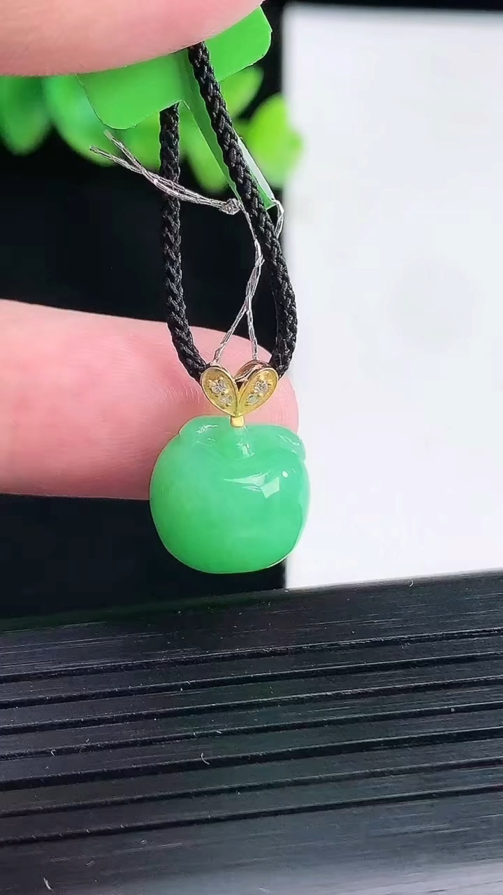 天然A货翡翠苹果吊坠，尺寸11.6-13-10重量:3.20g
4月13日