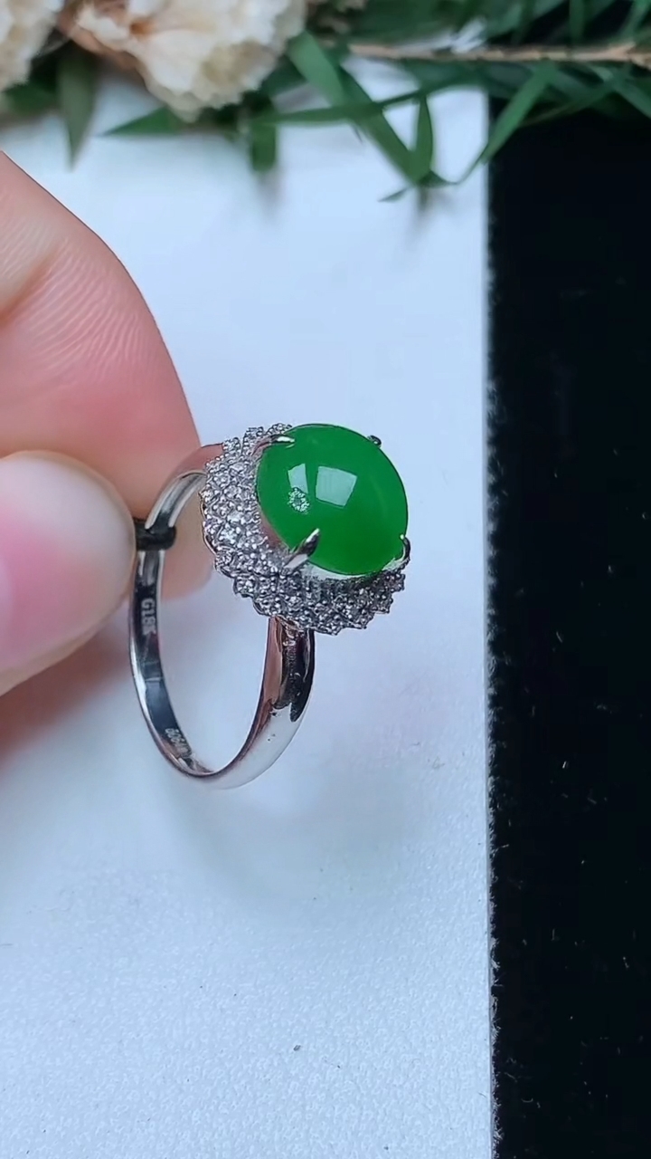 天然A货翡翠蛋面戒指，尺寸17-8.6，重量:2.97g2026年4月13日
工厂直销收藏佳品,种好水足，色泽均匀，有种有色，上手高大气！