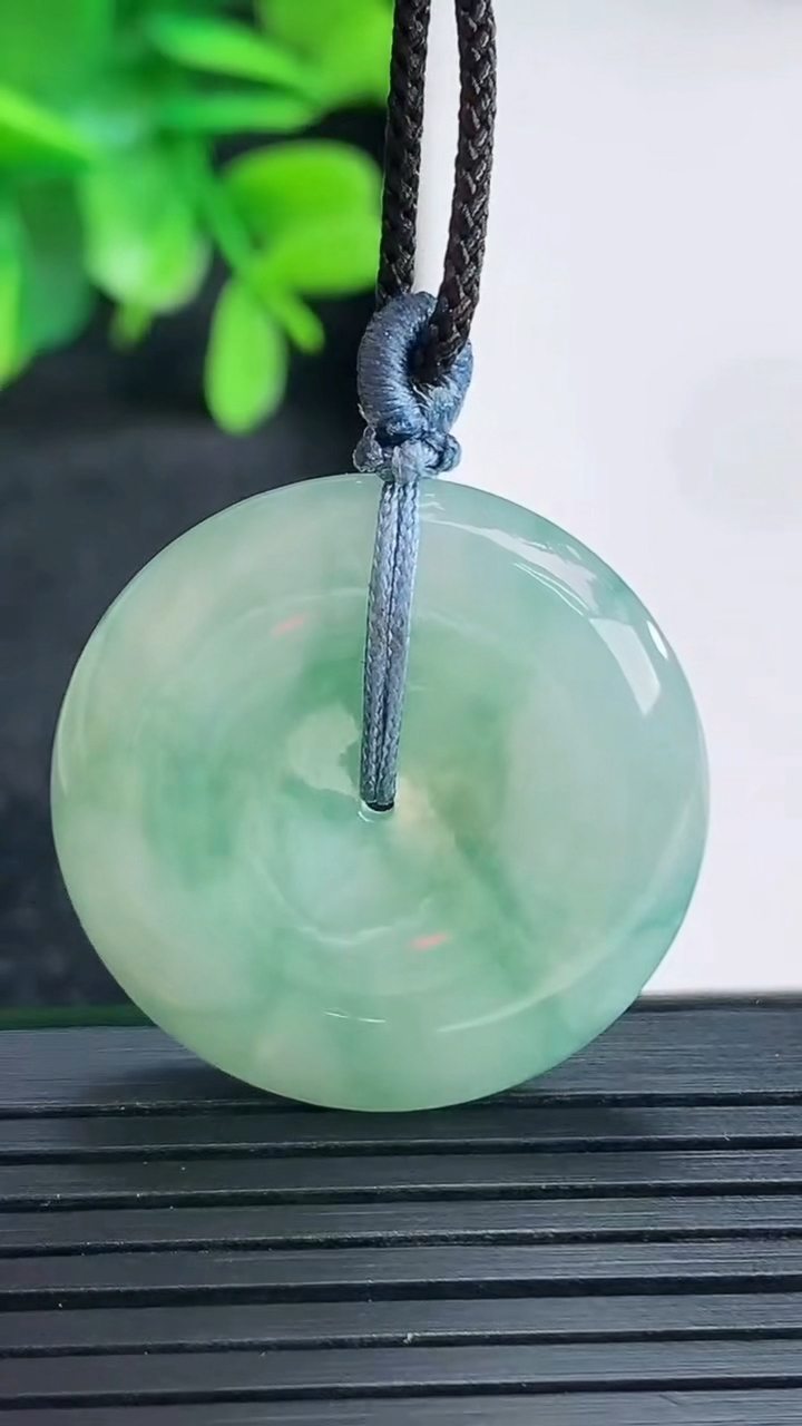 天然A货翡翠飘花平安扣吊坠尺寸28.1-5.4重量:9.04g
4月13日