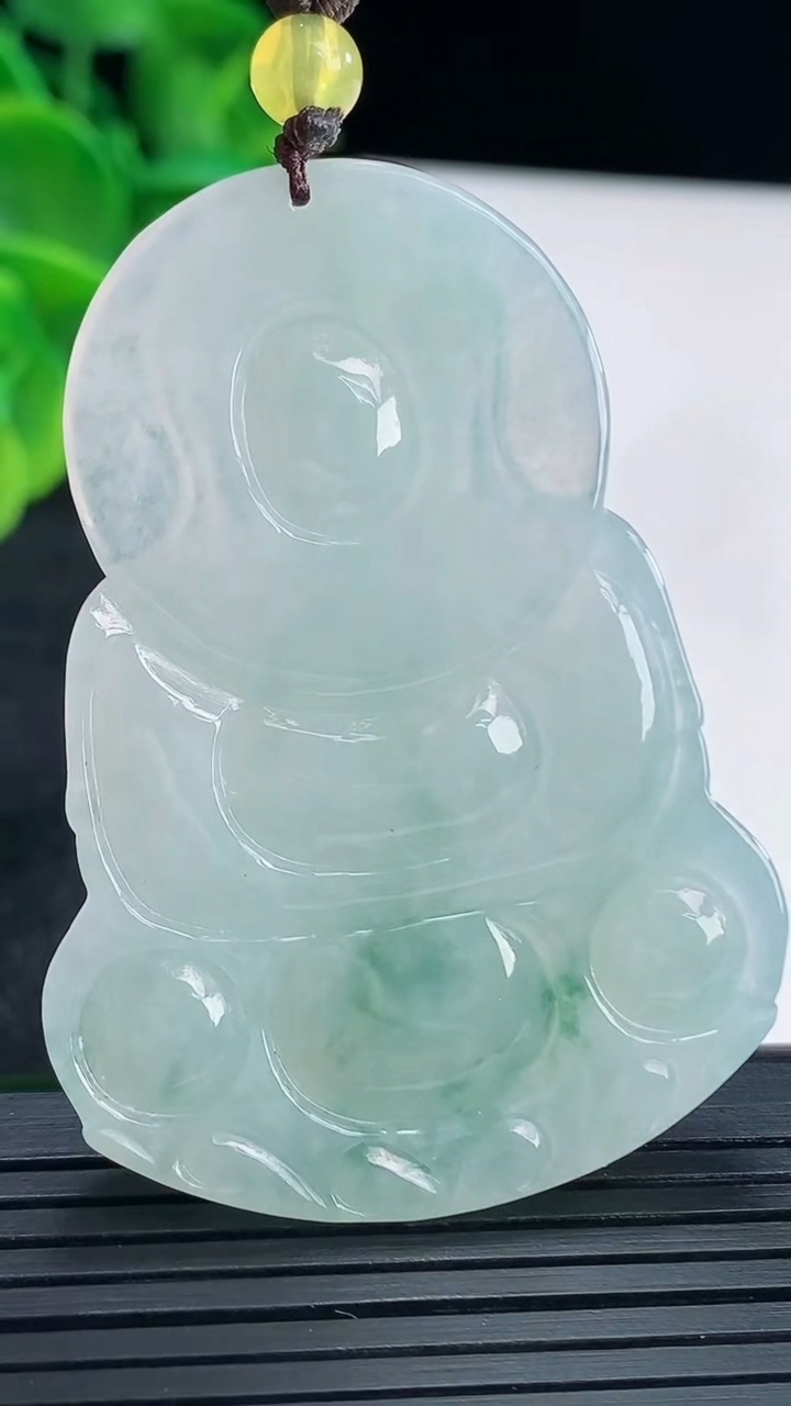 天然A货翡翠飘花观音菩萨吊坠尺寸55.4-39.5-5.4重量:22.03g
4月13日