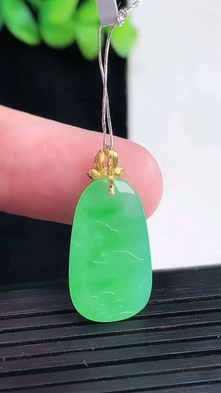 天然A货翡翠福瓜吊坠，尺寸20-13-5.2重量:2.91g
4月13日
