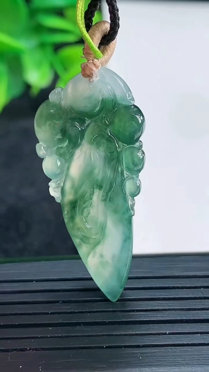天然A货翡翠飘花福瓜吊坠尺寸397-19.1-4.8重量:5.75g
4月13日