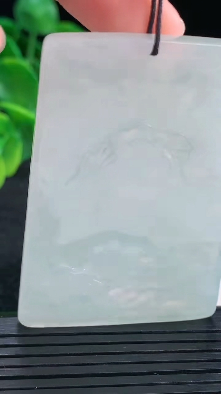 天然A货翡翠山水牌吊坠尺寸62.1-42.3-4.2重量:35.10g
4月13日