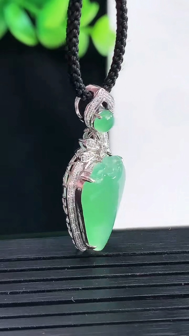 天然A货翡翠福瓜吊坠，尺寸33-14-8，裸石19.5-12重量:3.04g
4月13日