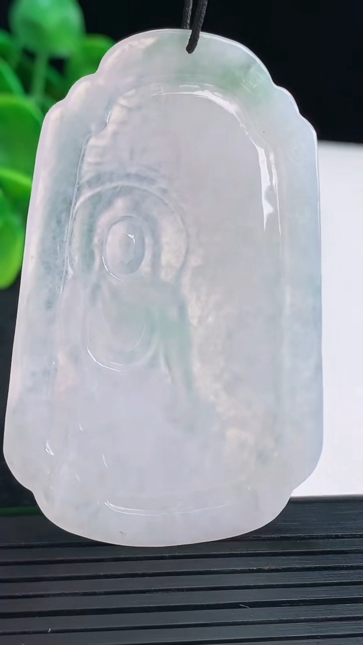 天然A货翡翠阿弥陀佛吊坠尺寸63.6-40.4-6.3重量:24.39g
4月13日