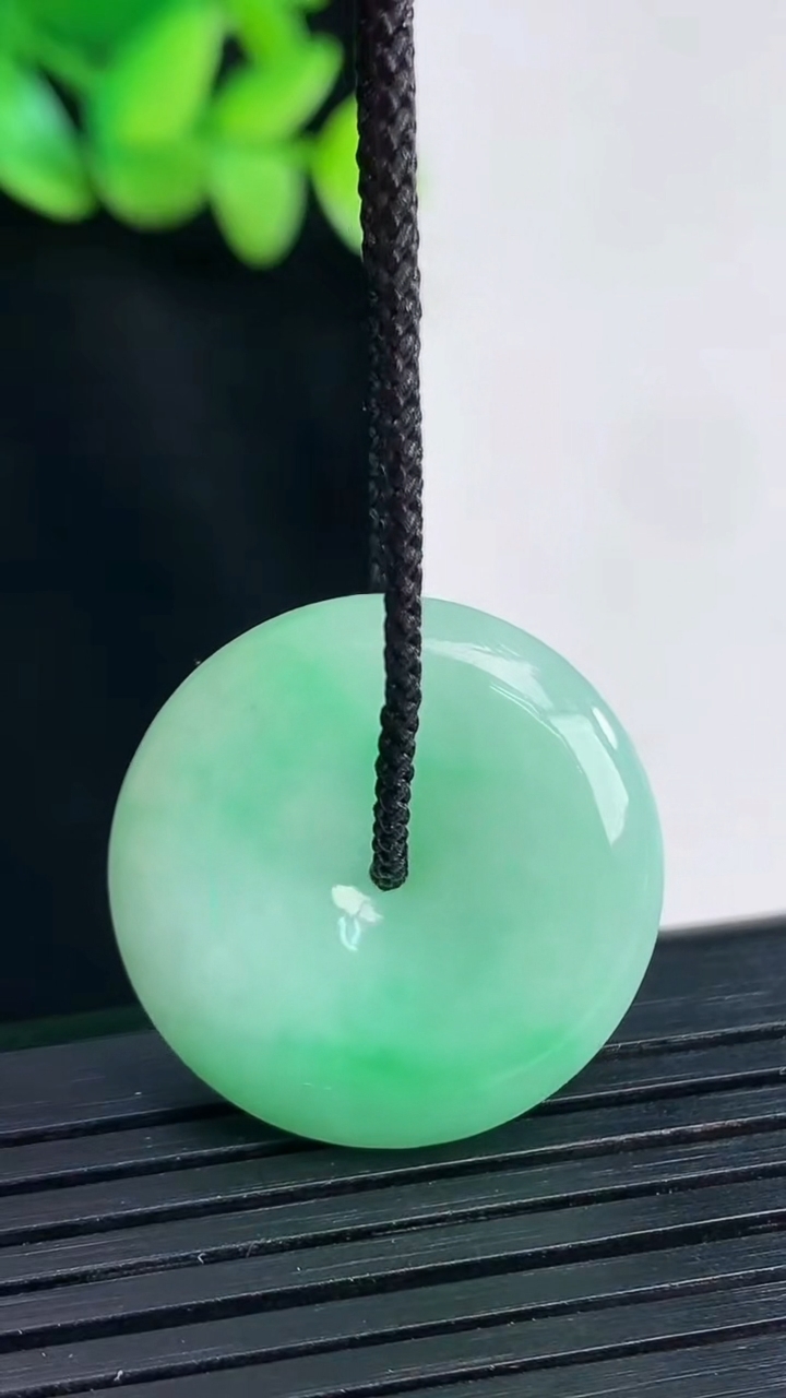 天然A货翡翠平安扣吊坠，尺寸24.5-6重量:7.54g
4月13日