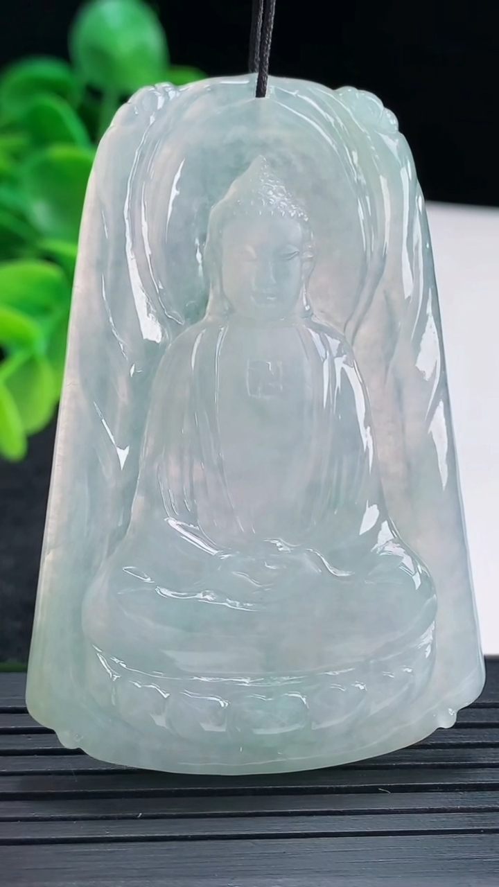 天然A货翡翠飘花大日如来吊坠尺寸63.9-43-5.3重量:26.77g
4月13日