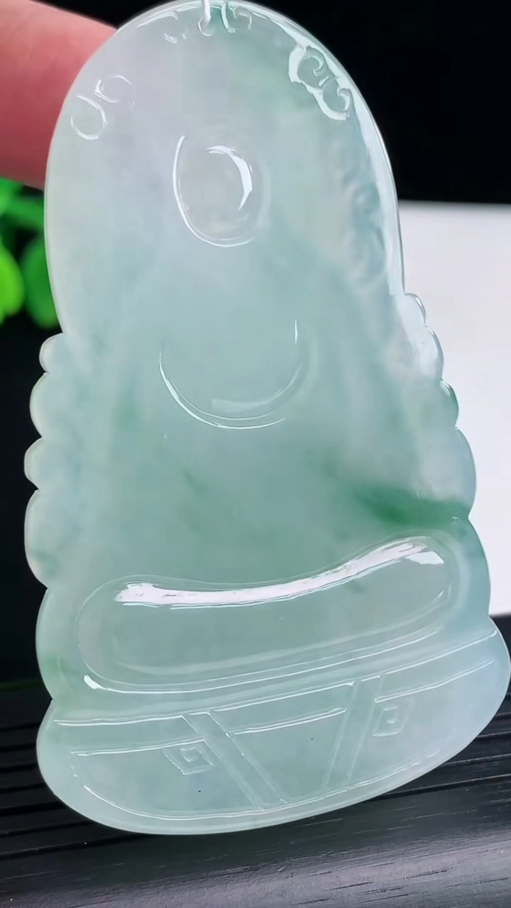 天然A货翡翠飘花素衣观音吊坠，尺寸70-44-5重量:36.81g
4月13日