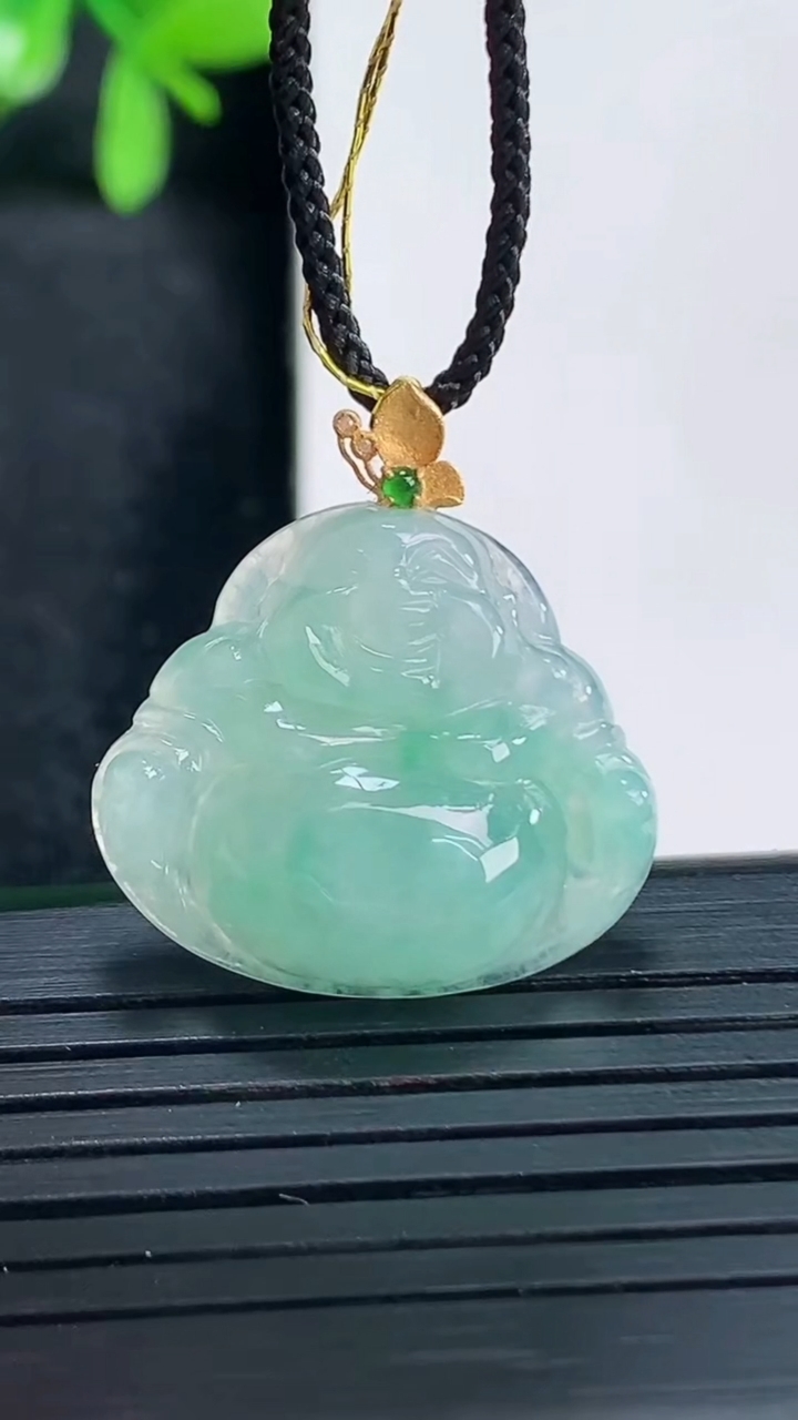 天然A货翡翠佛公吊坠尺寸24.5-22.7-5.4重量:4.00g
4月13日