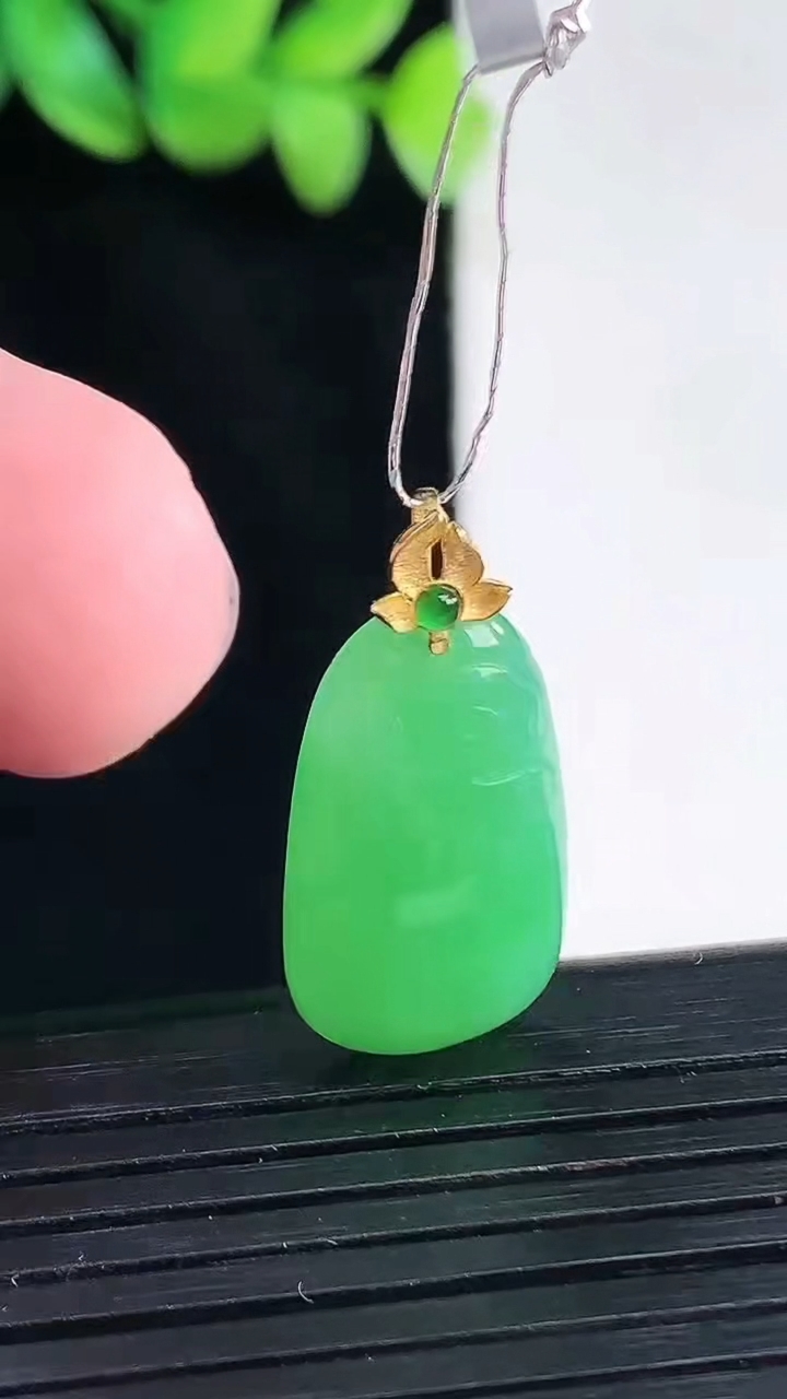 天然A货翡翠福瓜吊坠，尺寸20-13-5.2重量:2.91g
4月13日