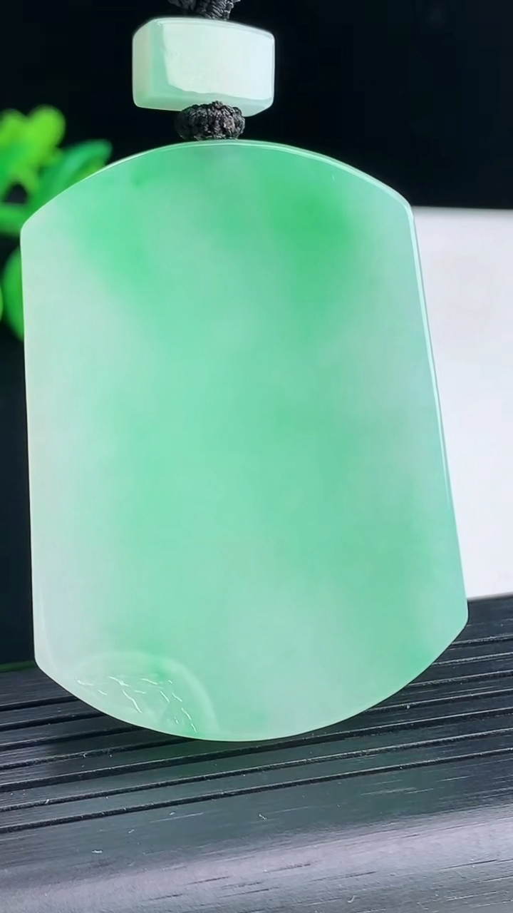 天然A货翡翠山水牌吊坠，尺寸53.6-39-5.2重量:37.27g
4月13日