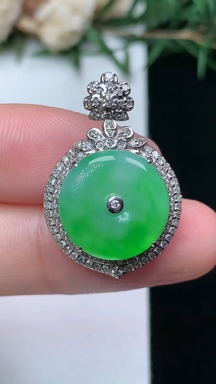 天然A货翡翠平安扣吊坠，尺寸25.8-17.5-7.2，裸石13.5
4月13日