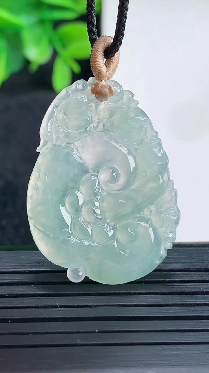 天然A货翡翠如意吊坠尺寸34.4-26.3-4.3重量:4.76g
4月13日